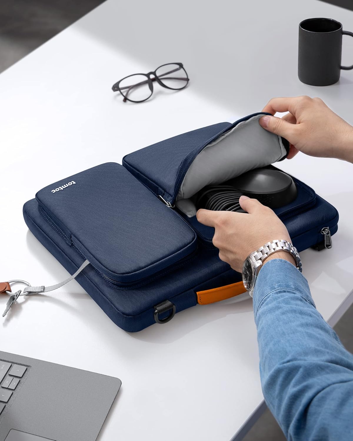 Detalle de tomtoc 360° Protective Laptop Shoulder Bag for 14-inch laptops (A42 series)