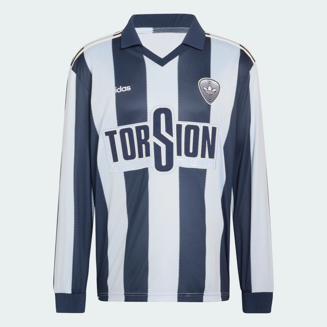 Detalle 2 de Camiseta Britcore Adidas en Azul – uso diario con sello de la casa