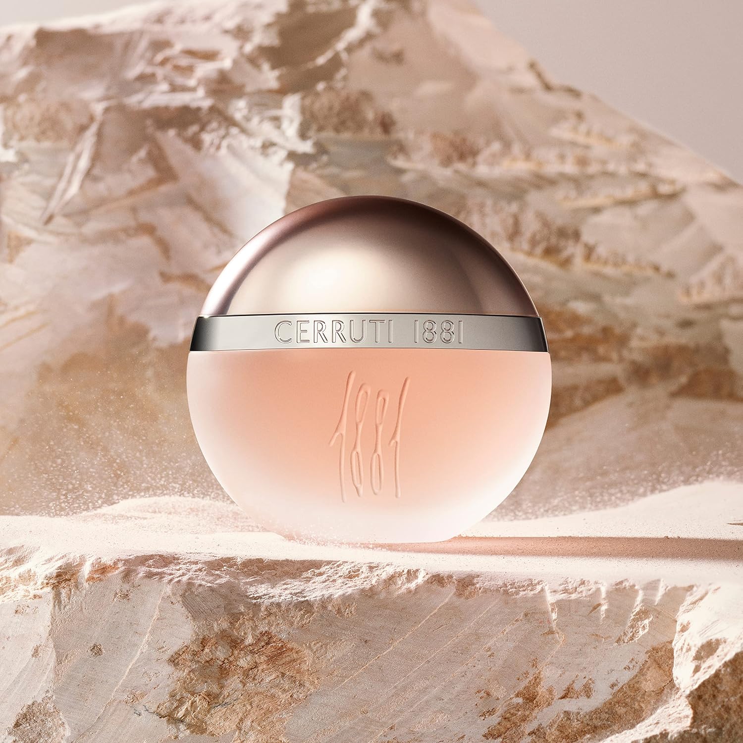 Detalle de Cerruti 1881 Femme Eau De Toilette 30ml — A Subtle, Classic Floral-Wood Sheen