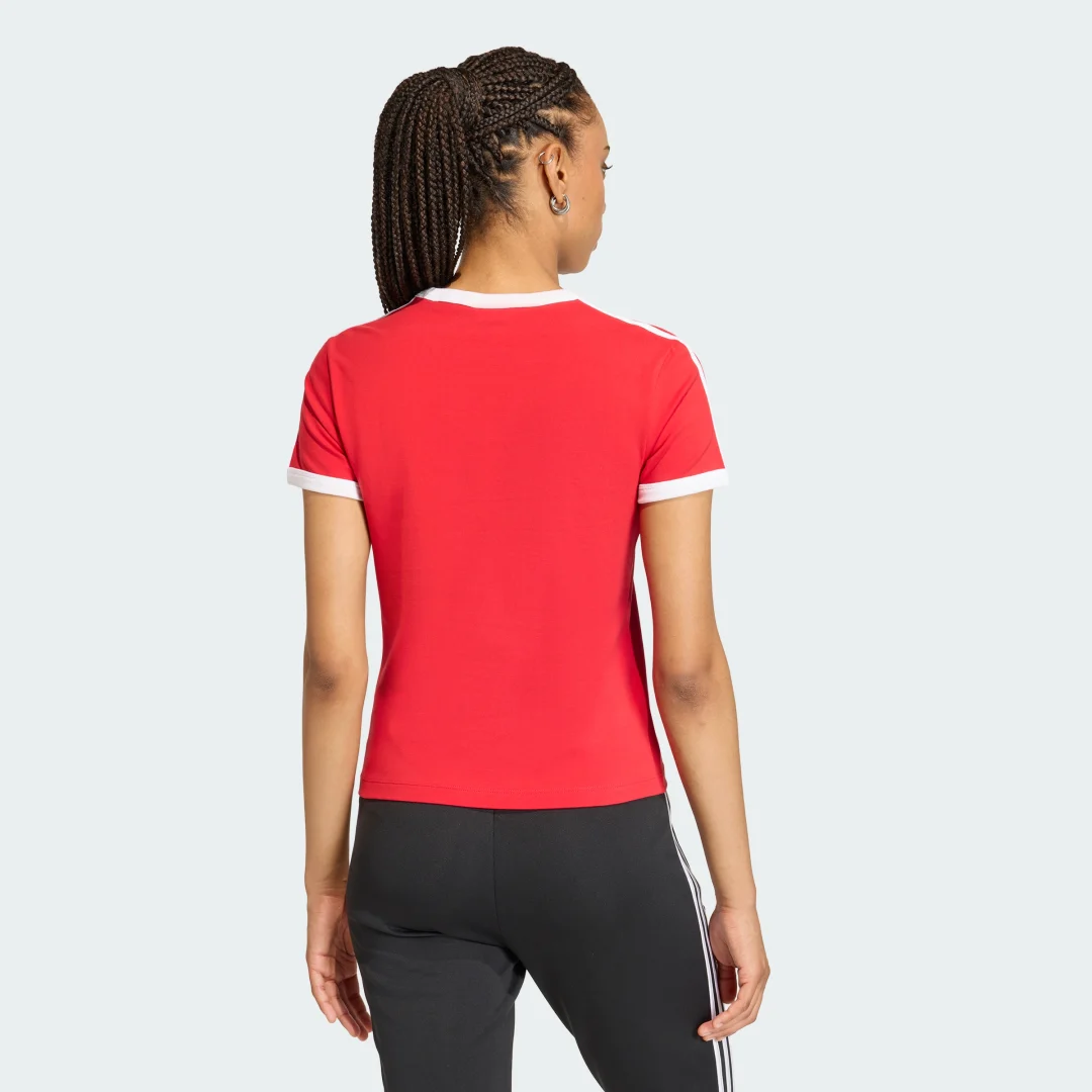 Detalle 2 de Camiseta Entallada 3 Stripes de Adidas (Rojo)