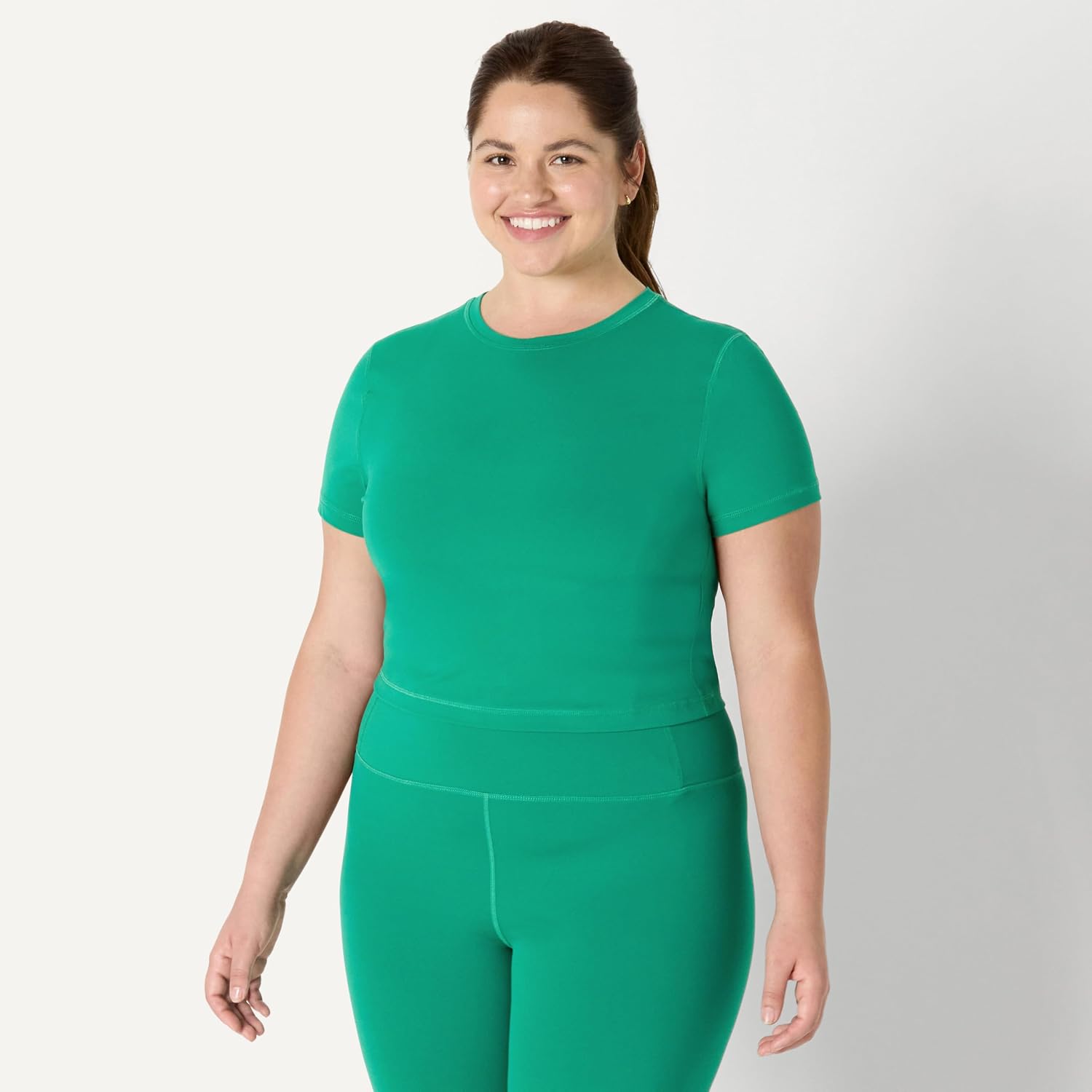 Detalle de Amazon Essentials Women's Active FormFlex Buttery Soft Short Sleeve Crop Top