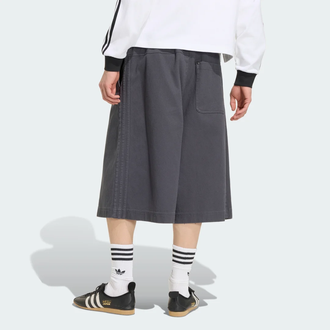 Detalle de Pantalón corto pleated Jorts de Adidas en gris