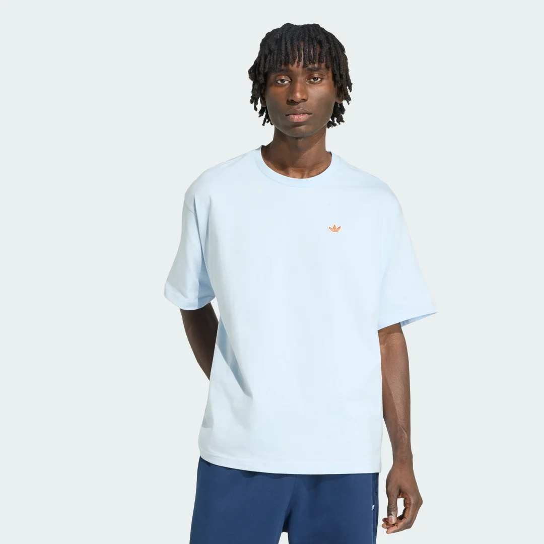 Detalle de Camiseta estampada de verano con cuello redondo de Adidas – color azul