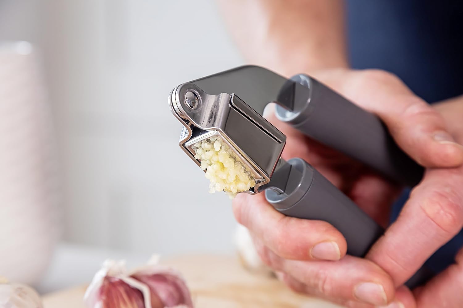 Detalle de KitchenAid knoflookpers van roestvrij staal met zachte greep, houtskoolgrijs