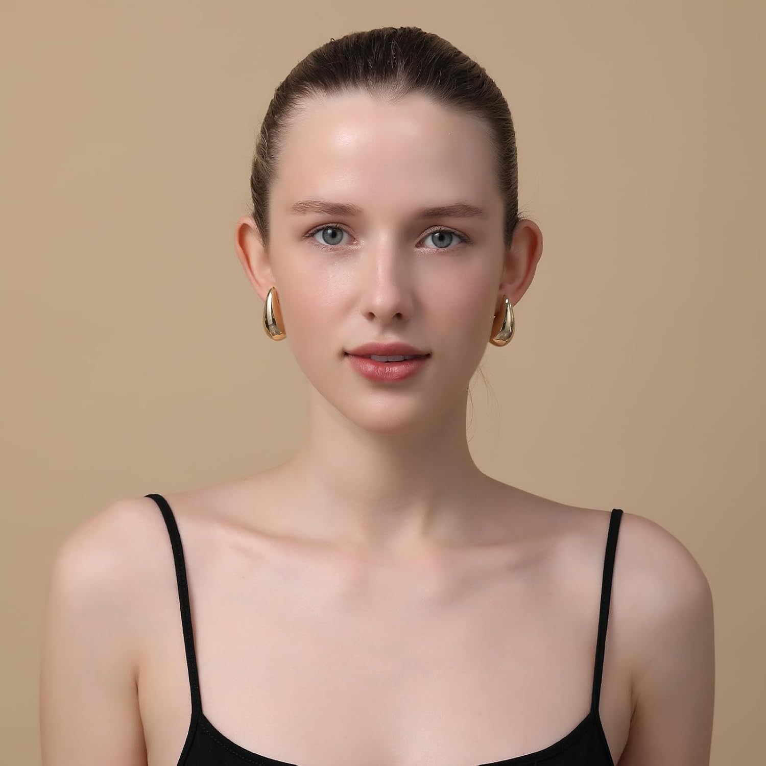 Detalle de Apsvo Hoop Earrings, 14K Gold Plated
