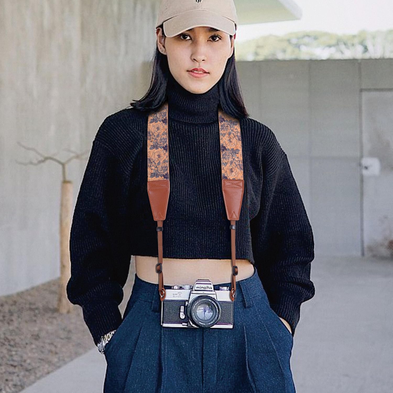 Thumbnail 3 de Padwa Lifestyle Cork Camera Strap 2" — cork print 📷