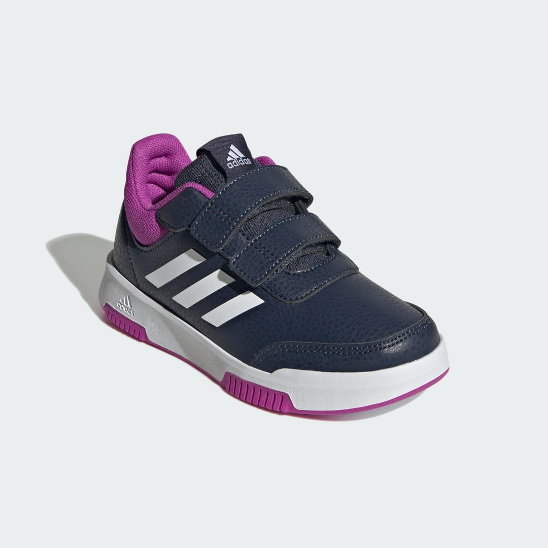 Detalle de Adidas Tensaur Hook and Loop: zapatilla de entrenamiento azul con cierre de gancho y bucle