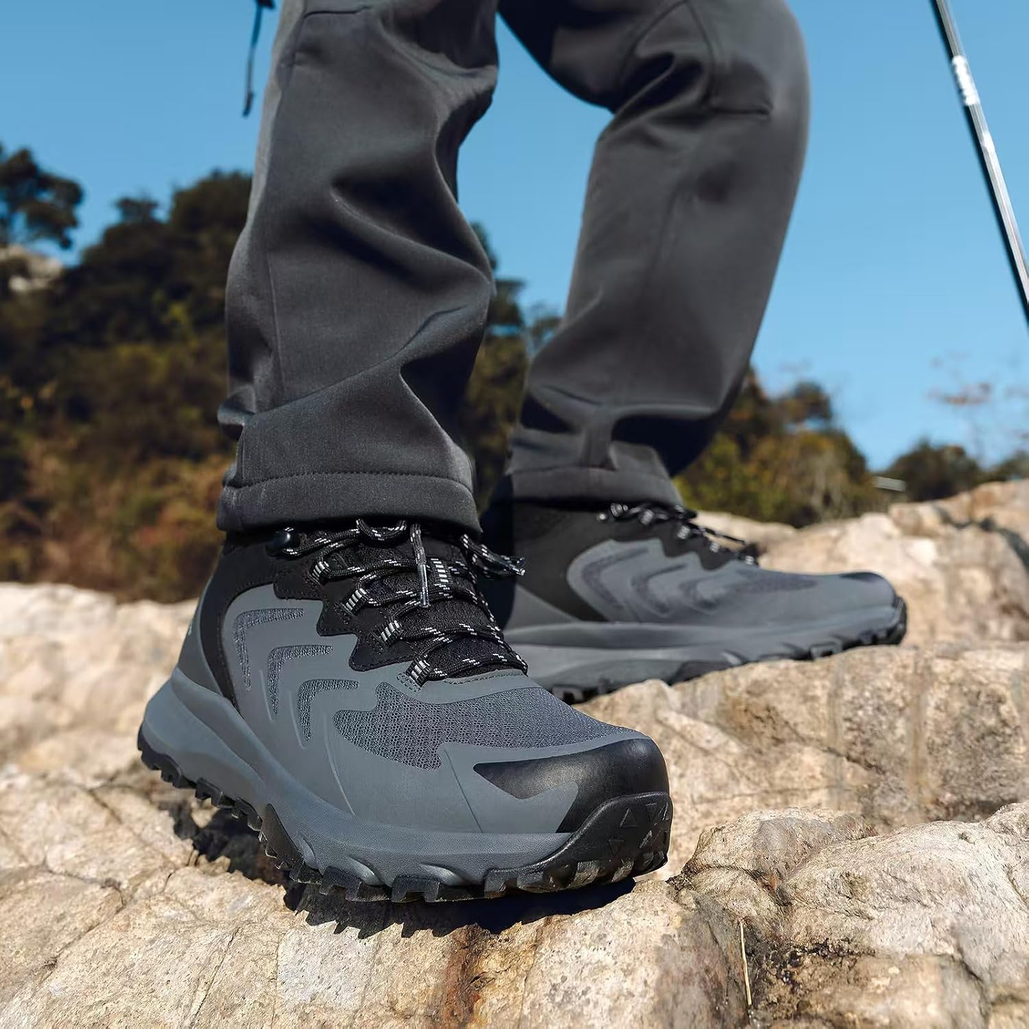 Detalle 2 de OUTJET Men’s Waterproof Hiking Boots lightweight breathable trekking boots