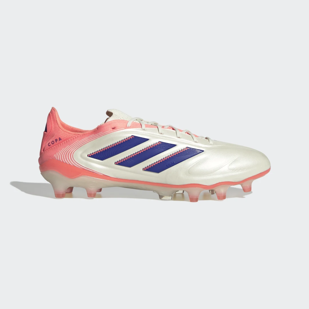 Detalle de Adidas Copa Pure 3 Elite, botas blancas para césped natural seco