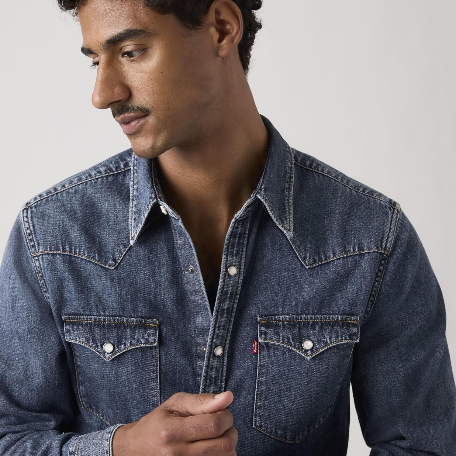 Detalle 2 de Levi's Barstow Western Standard Camicia Uomo — stile classico e praticità quotidiana