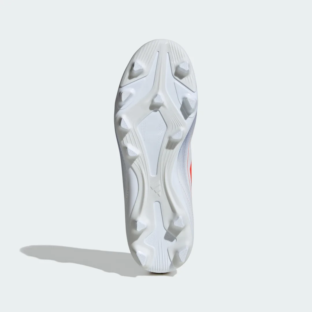 Thumbnail 3 de Bota de fútbol Adidas F50 Club versátil (Adolescentes) – Blanco