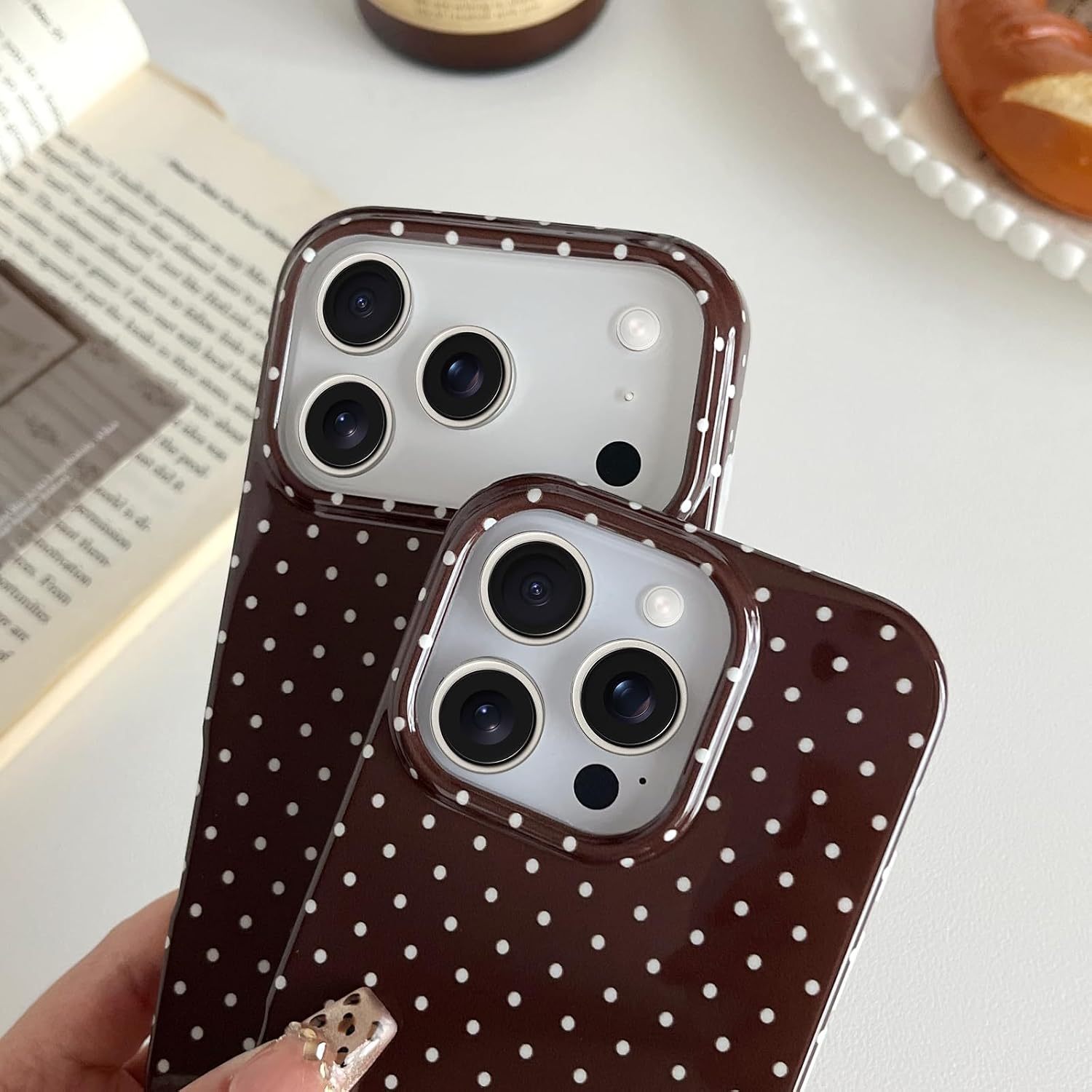 Detalle de iPhone 16 Pro polka dot case