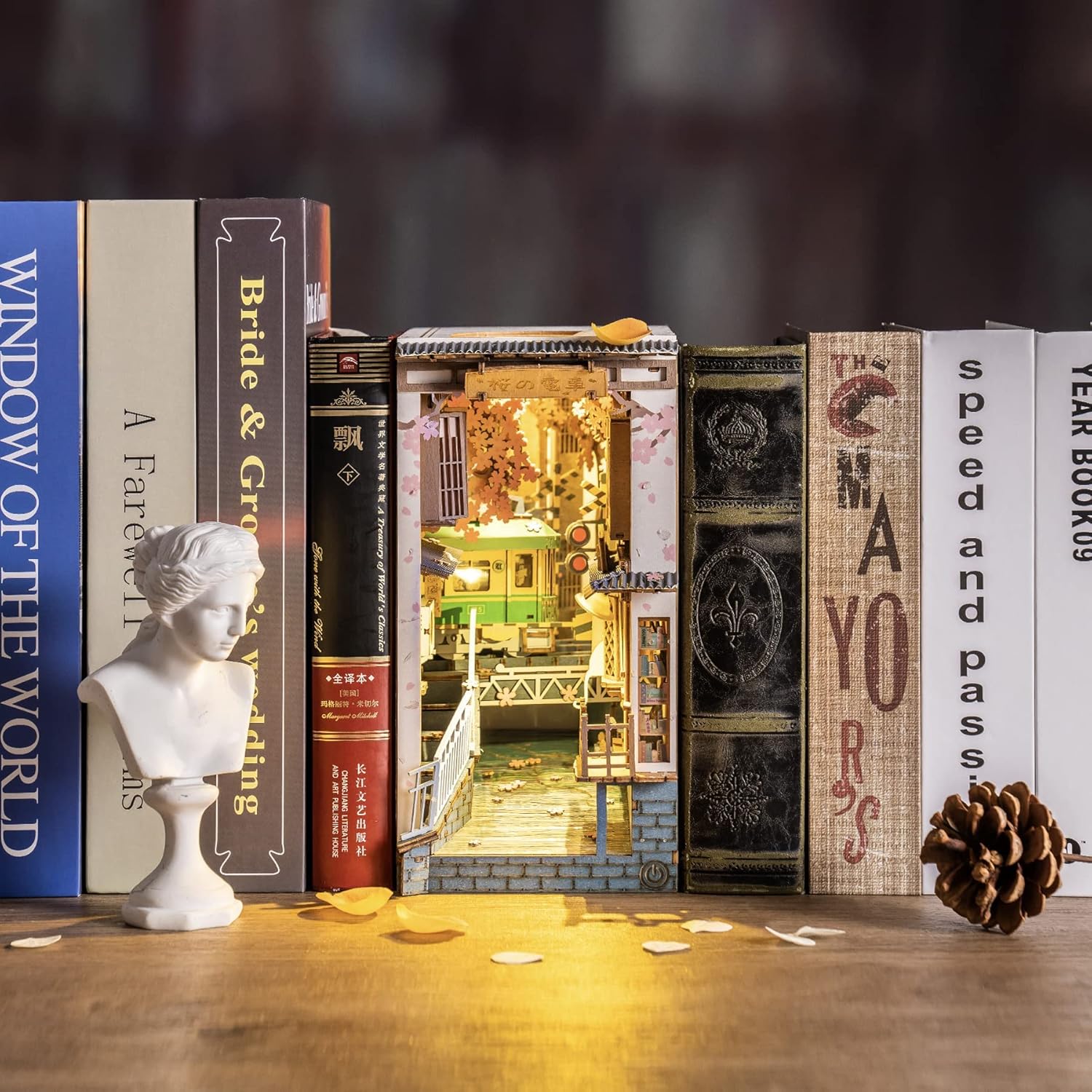Thumbnail 1 de Rolife Book Nook Kits 3D Holzpuzzle „Sakura Densya“ – DIY-Bausatz für Bücherregal & Buchstützen