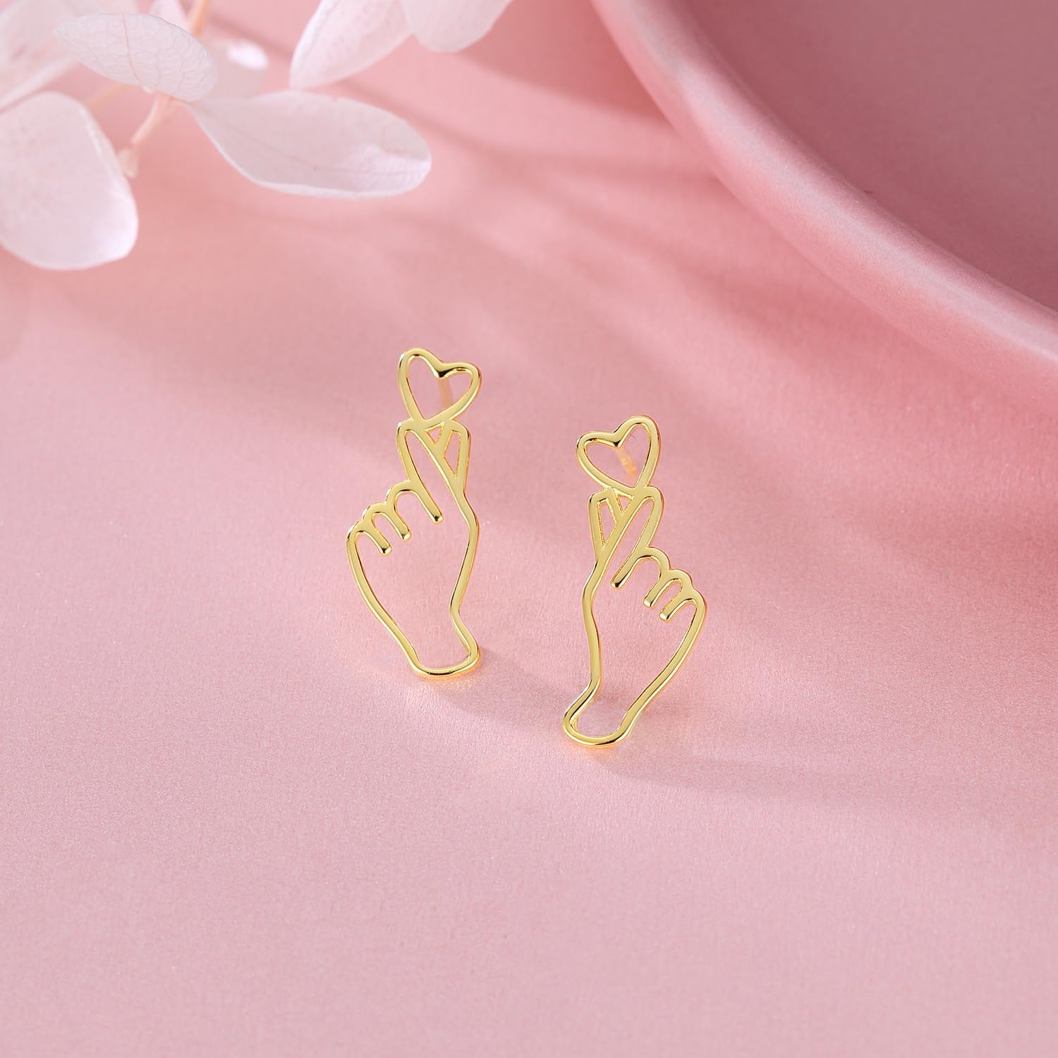 Detalle 2 de SLUYNZ 925 Sterling Silver Heart Stud Earrings – Sweet Love Heart Post Earrings