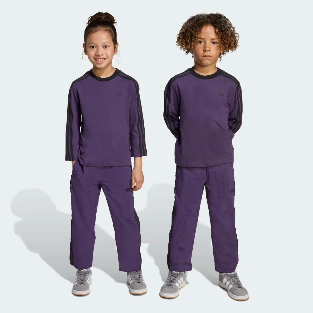 Detalle de Conjunto Crew Kids de Adidas en color violeta: comodidad para los peques