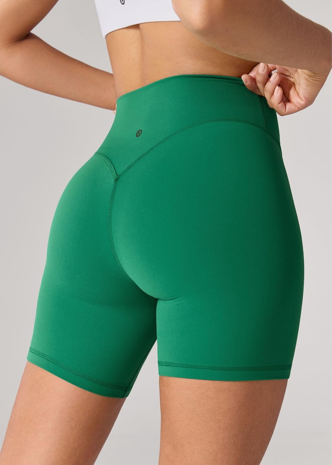 Detalle de UNISSU Hugcurve No Front Seam High Waisted 6-Inch Biker Shorts for Women