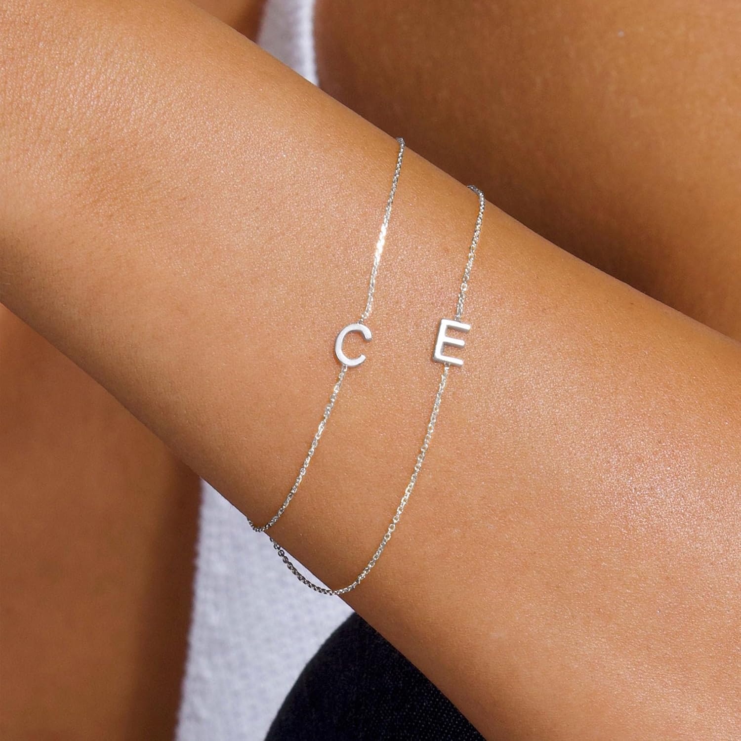 Detalle de TINGN Gold & Silber Armband mit Initialen – 18K vergoldet/Weißgold, zierlich, für Mädchen & Damen