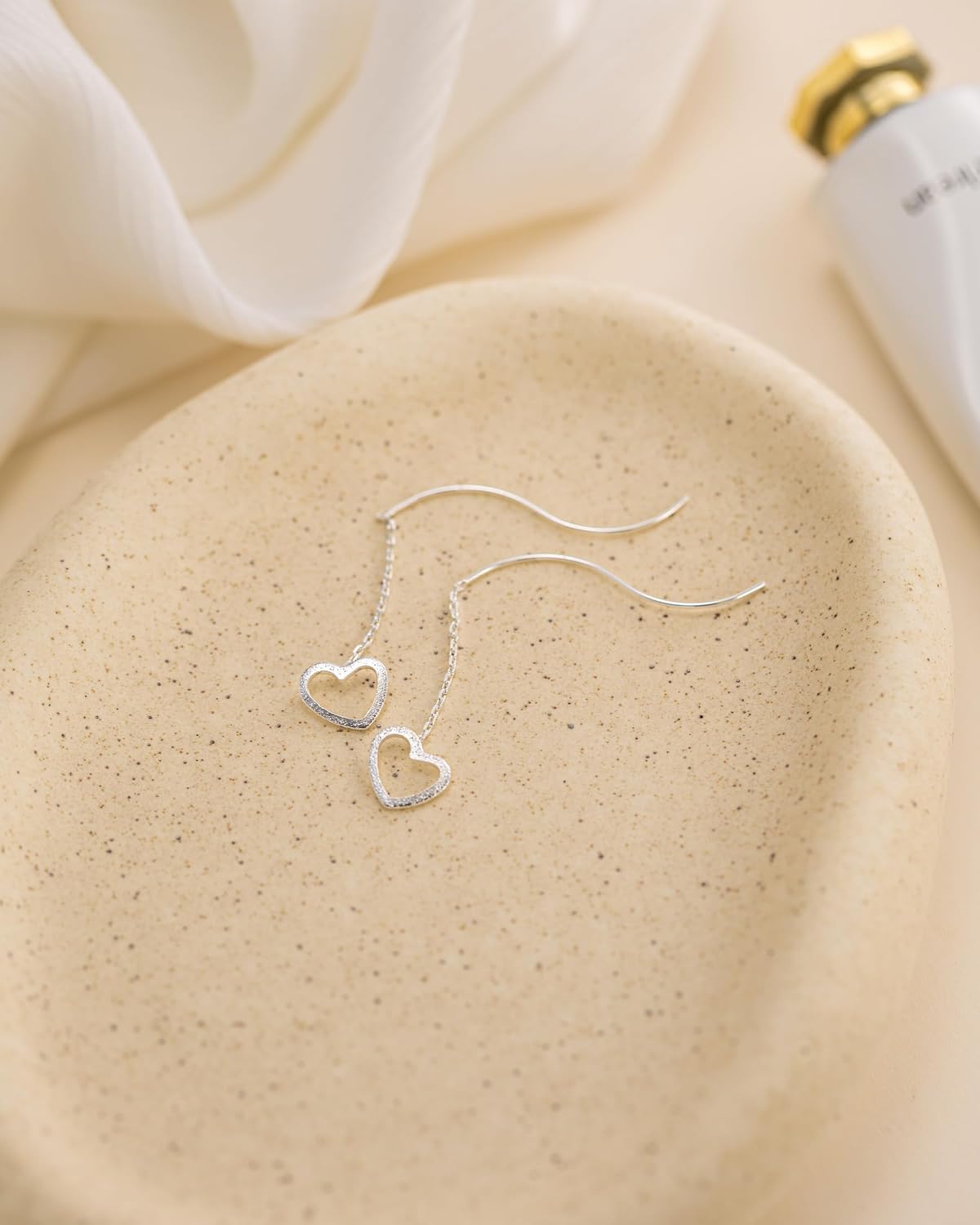 Detalle de HANLI Gold Heart Earrings for Women – Hypoallergenic 14K Gold Plated / Silver Love Heart Long Chain Threader