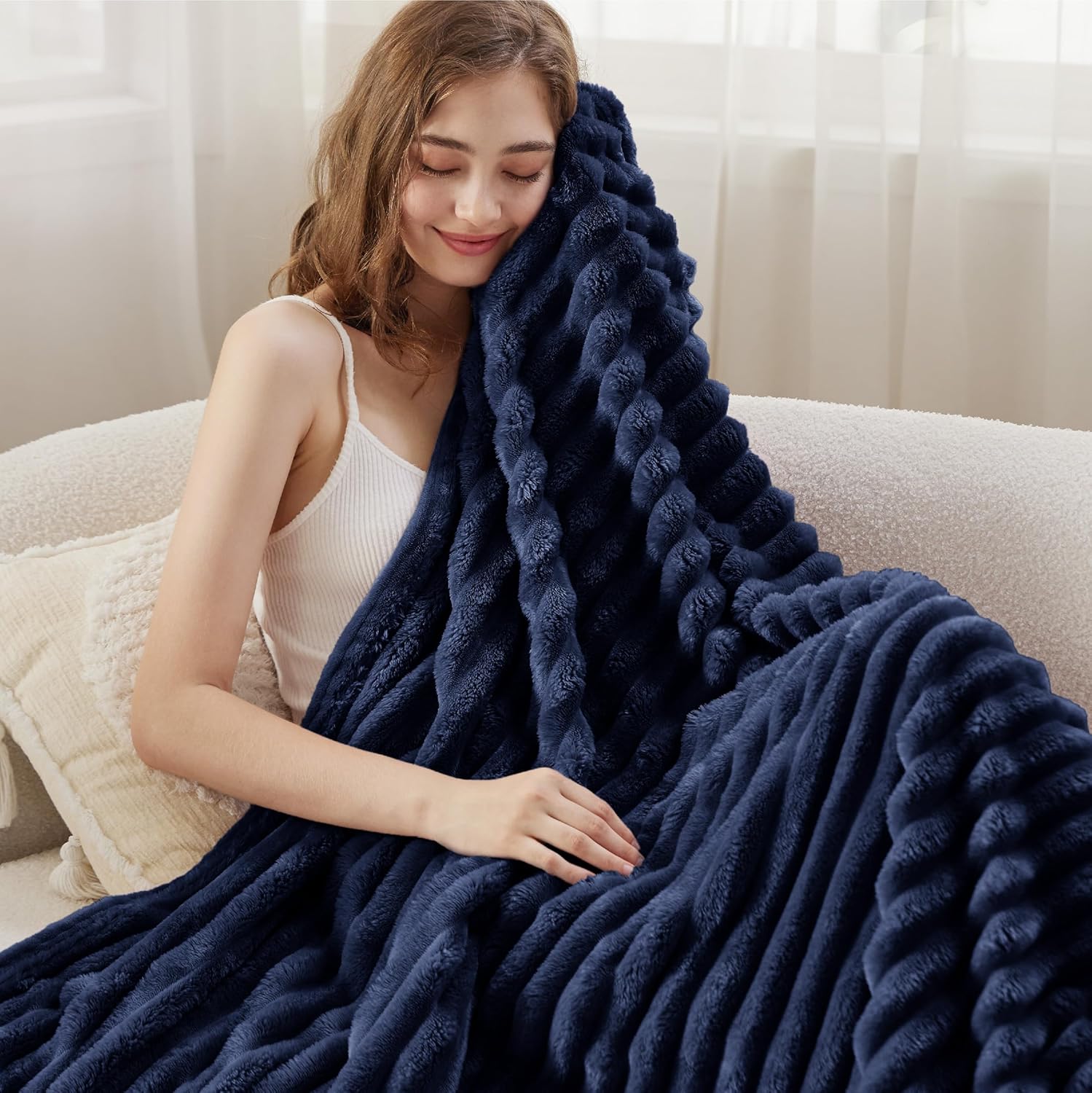 Detalle de Bedsure Fleece Throw Blanket for Sofa (Navy) 130x170 cm – fluffy, warm and machine-washable