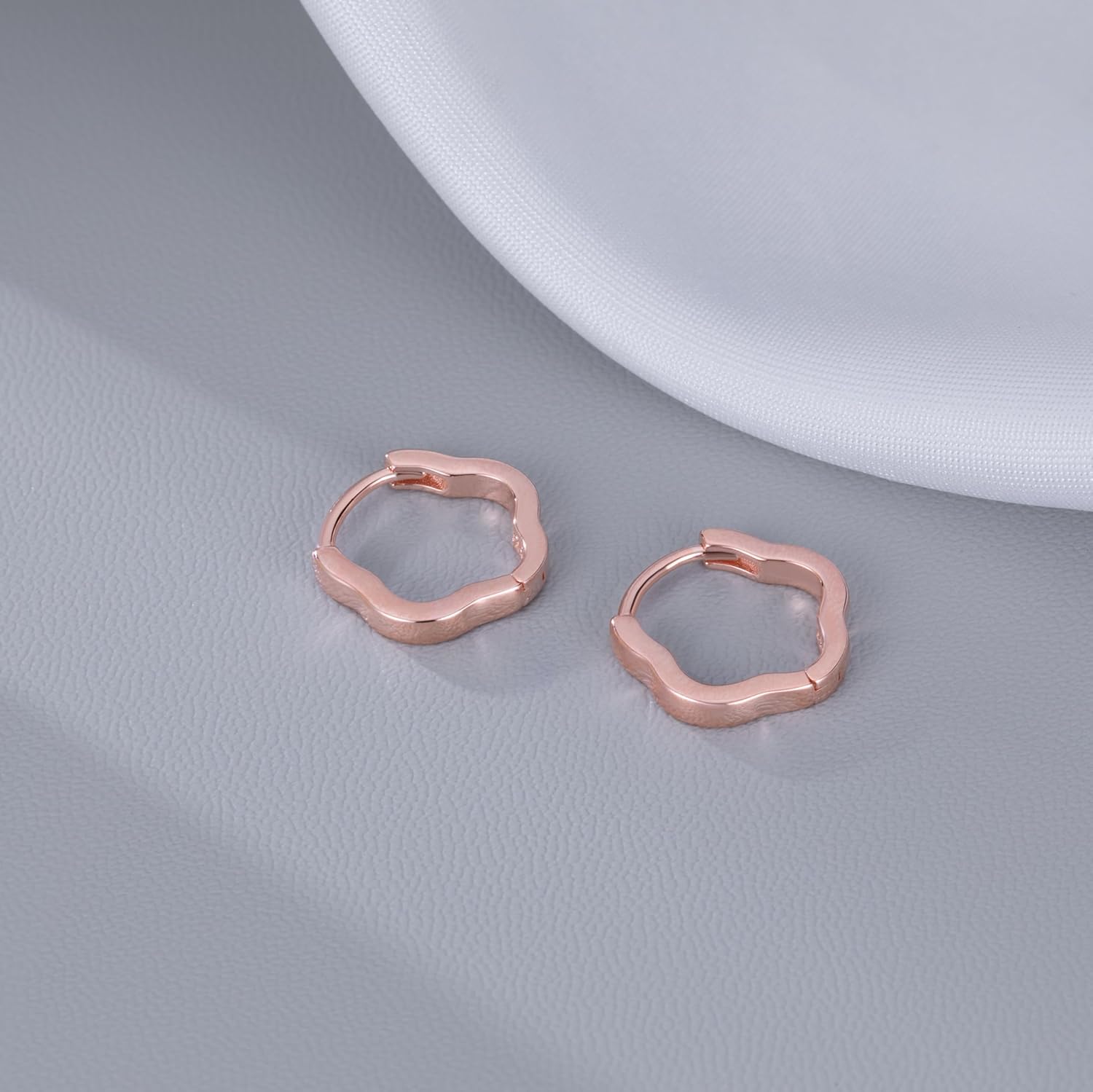Detalle de Reffeer 925 Sterling Silver Flower Shape Hoop Earrings – 14mm Minimalist Huggies