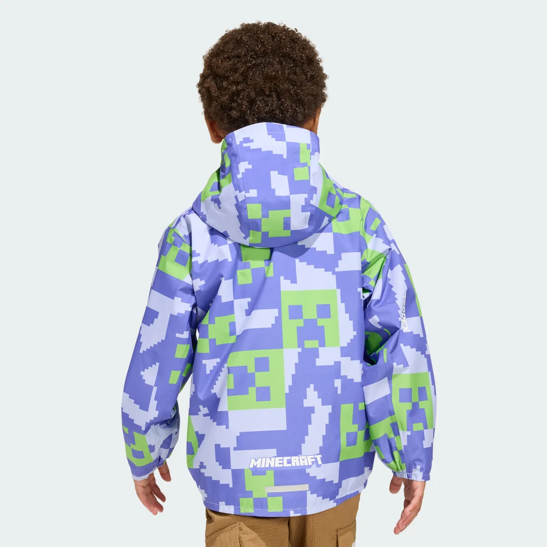 Detalle de Chubasquero Adidas Minecraft Terrex Climaproof de dos capas – color violeta