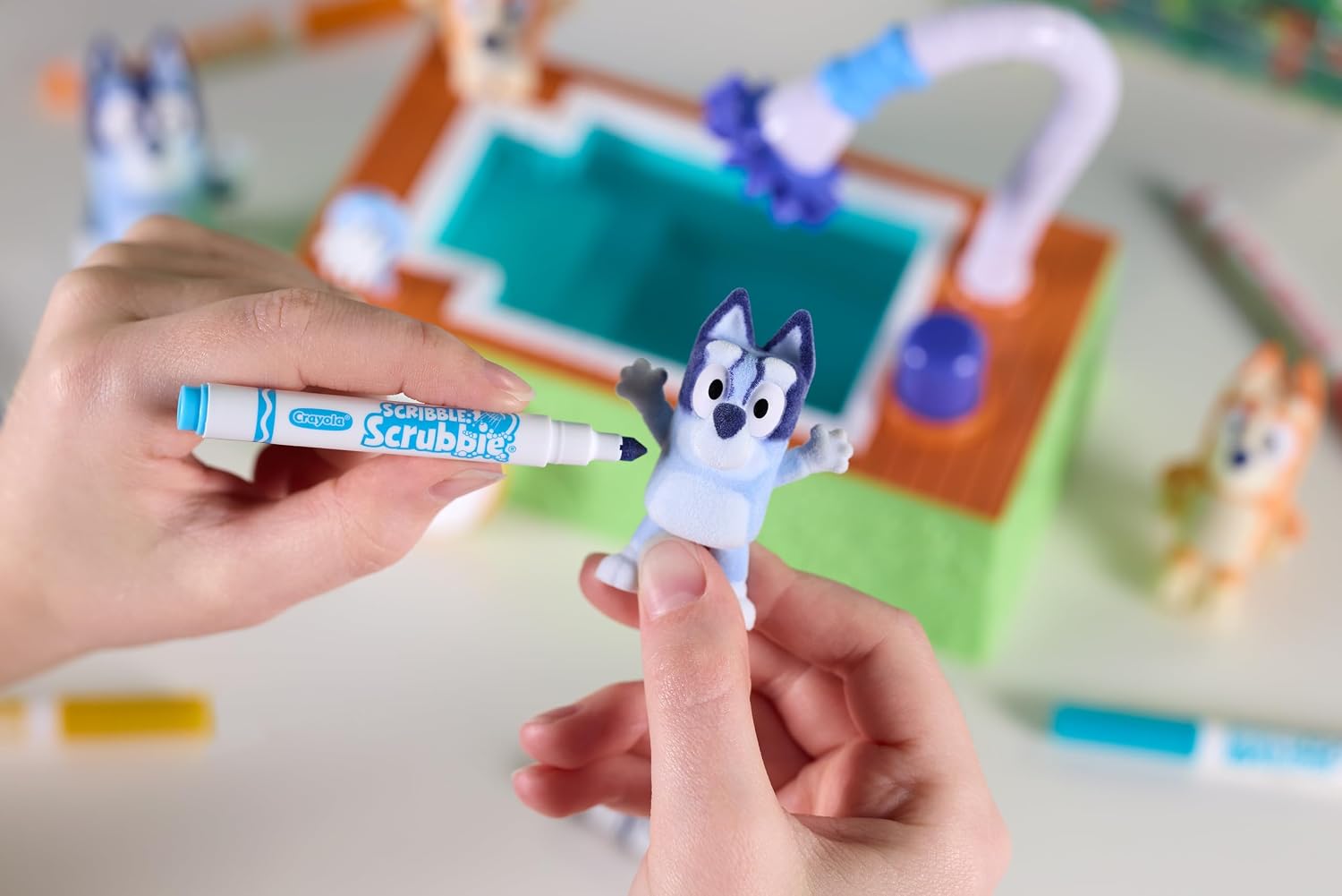 Detalle de CRAYOLA Washimals Bluey – Coffret d’activités avec piscine et 5 chiots