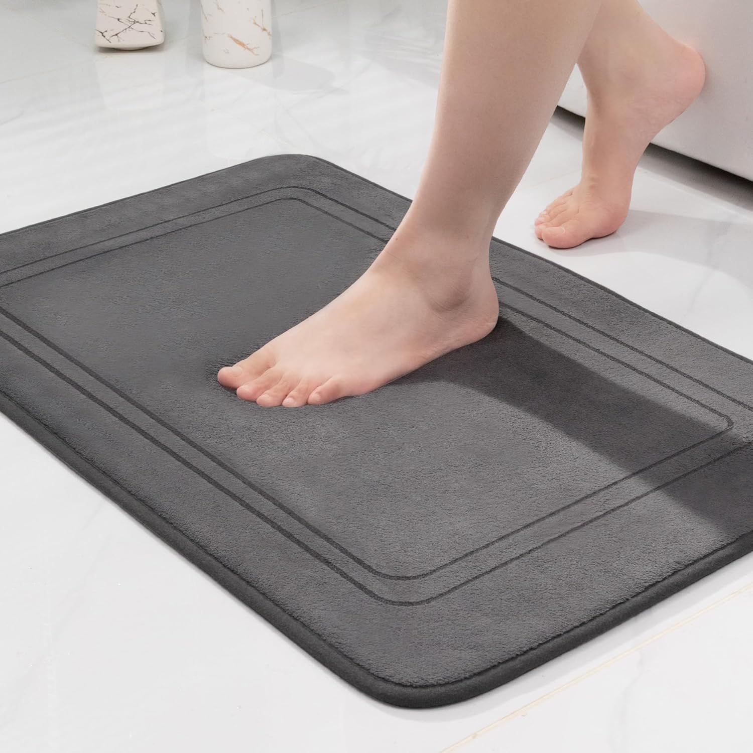 Detalle de chakme Badematte rutschfest – Dunkelgrau, 3-teiliges Badezimmerteppich-Set (43x61 cm, 51x81 cm, U-förmiger 51x61 cm) mit Memory-Schaum