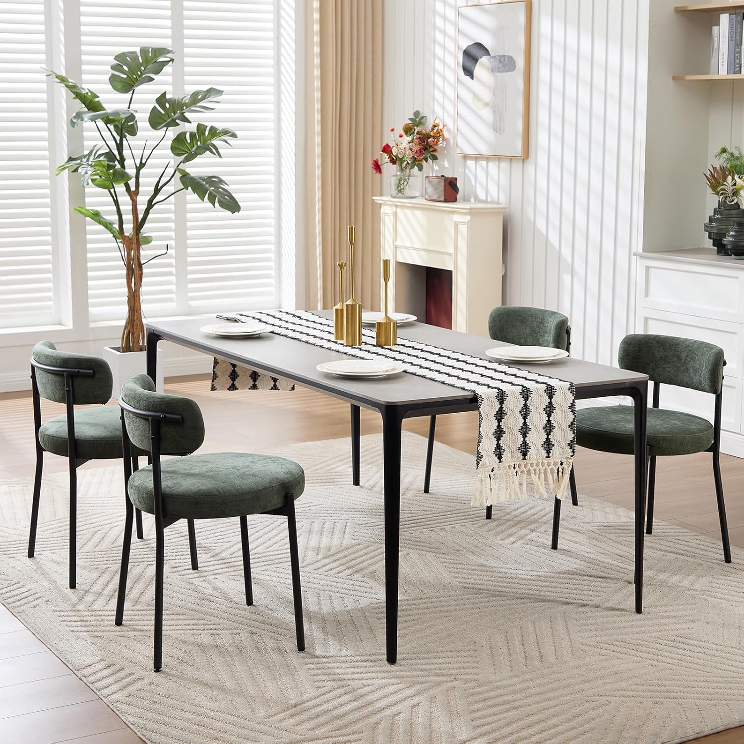 Detalle de Lot de 4 chaises de salle à manger Orirsnug en velours vert avec dossier incurvé et pieds métal noirs