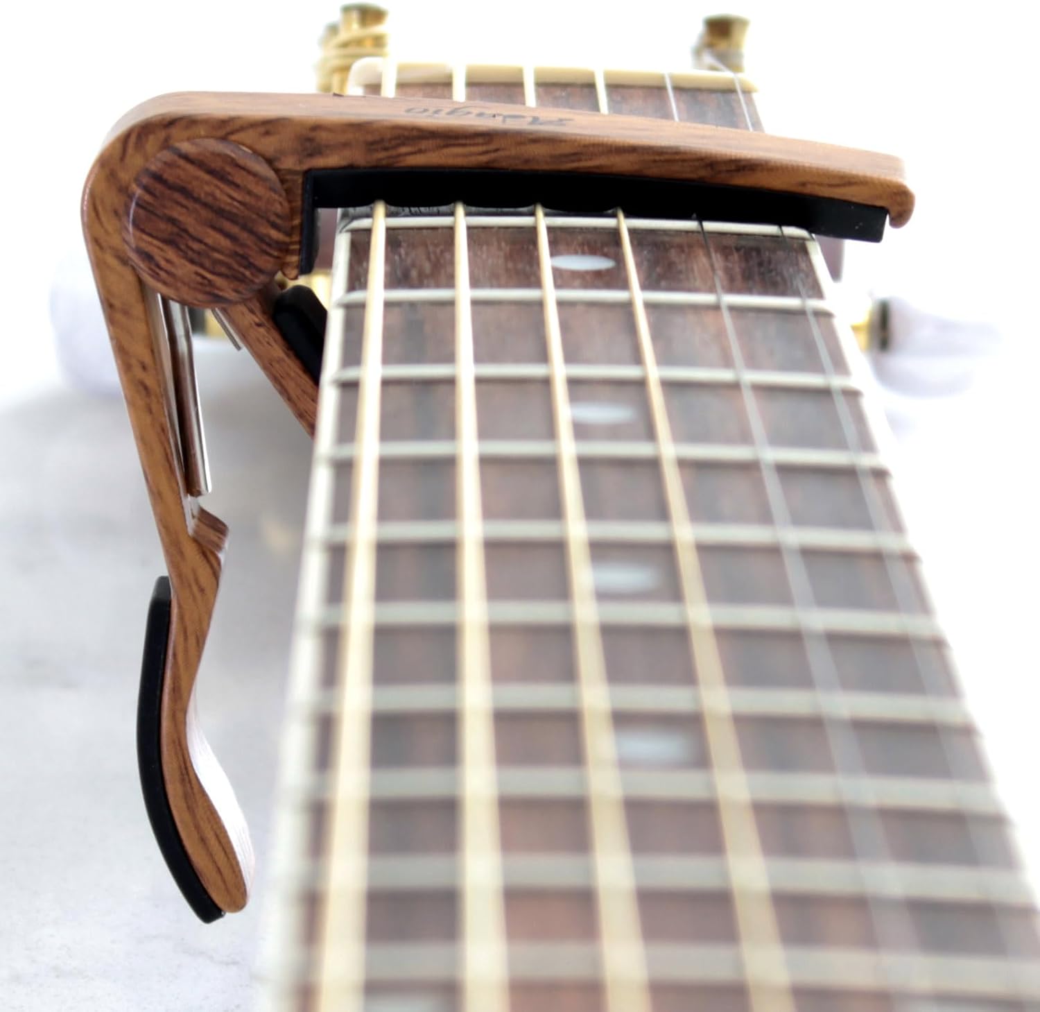Detalle 2 de Adagio Pro Acoustic & Electric Guitar Capo with Quick Release and 5 Free Picks