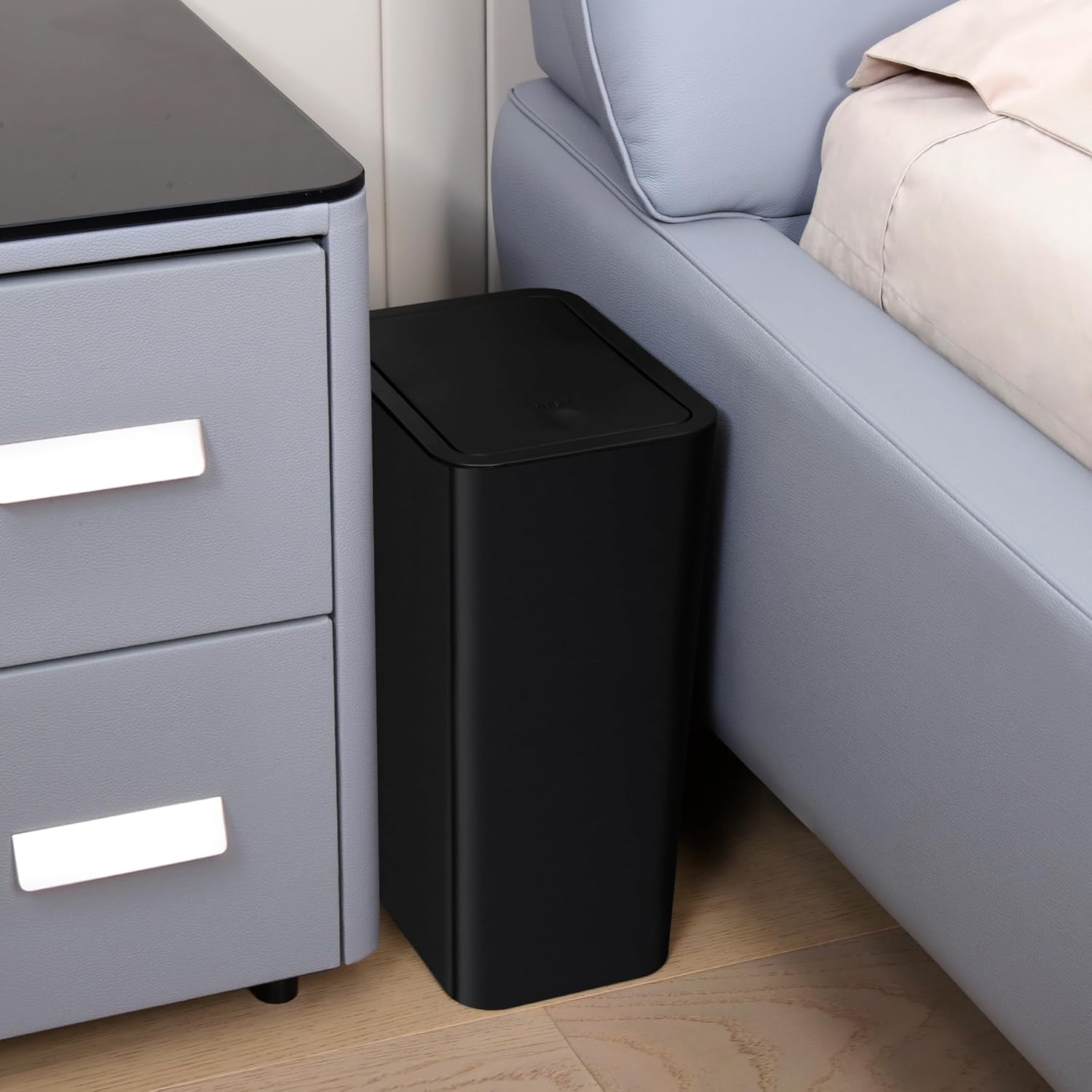 Detalle 2 de TIPGO Bathroom Trash Can with Lid (10 Liter / 2.6 Gallon) Slim Pop-Up Bin for Kitchen, Bedroom, Office — Black
