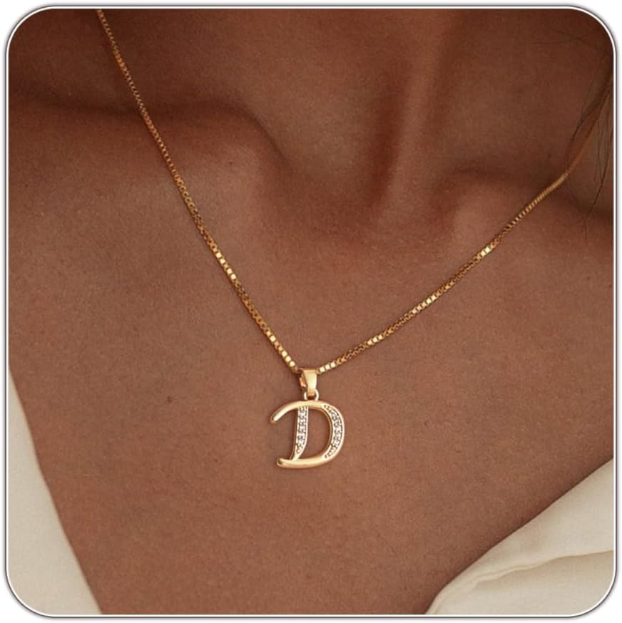 Detalle de Fglqfam Initial Necklace 14K Gold-Plated