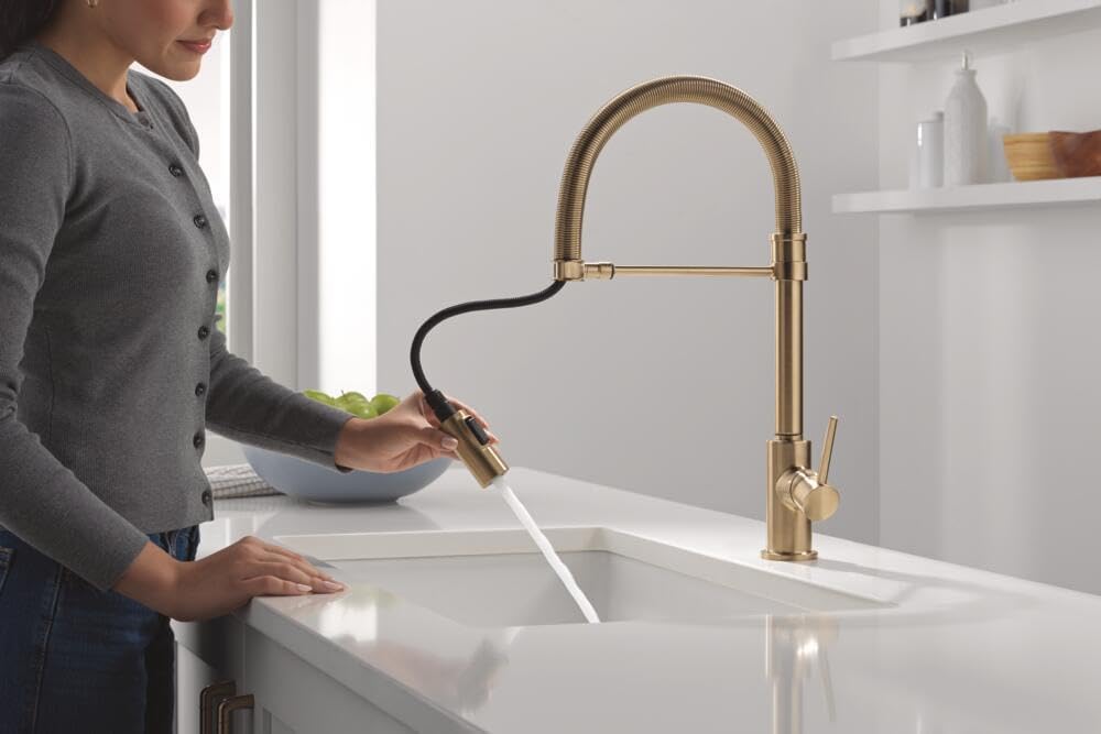 Detalle 2 de Delta kitchen faucet 9659-CZ-DST