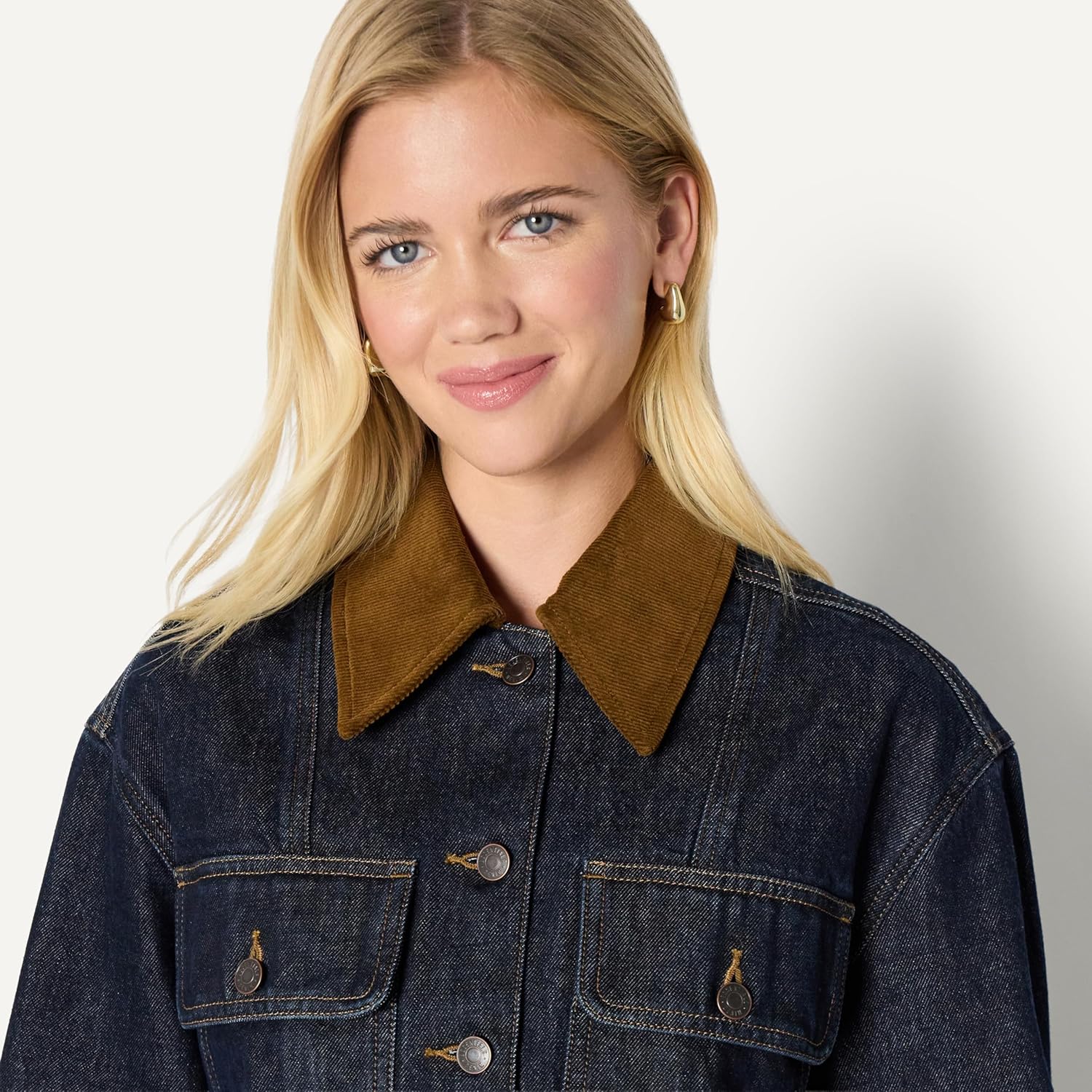 Detalle de Amazon Essentials Women's Oversized-Fit Cropped Denim Jacket with Contrast Corduroy Collar