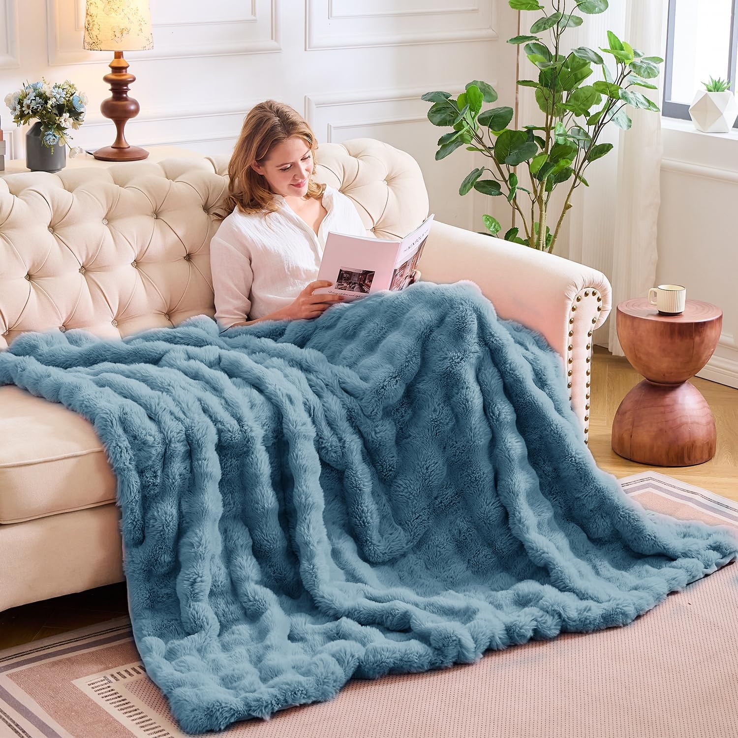 Thumbnail 6 de Lotus Karen Sky Blue Faux Fur Throw Blanket (60x80) — Big Bubble Rabbit Plush for Couch & Bed