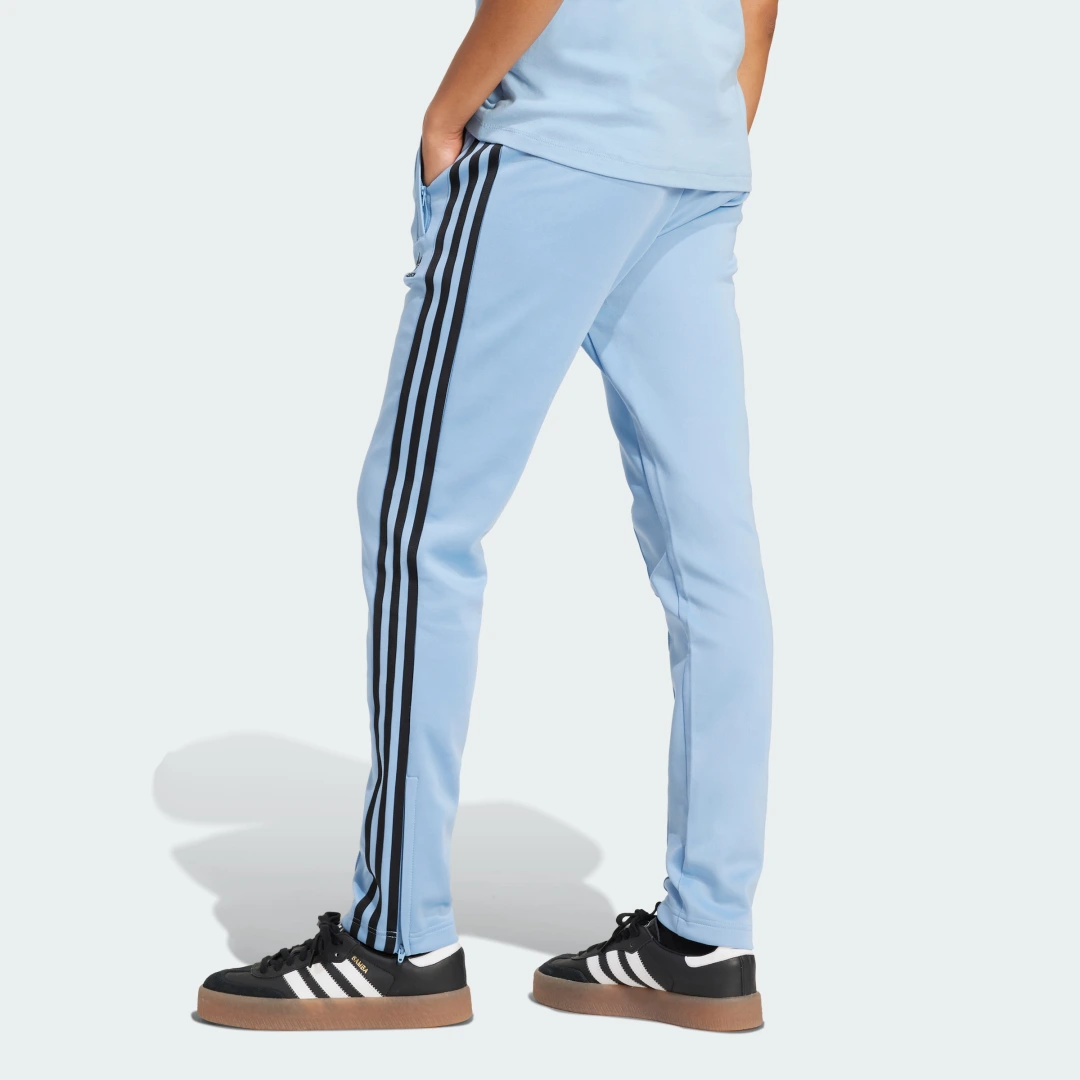 Detalle 2 de Pantalón Adicolor SST de Adidas – azul, para look urbano y cómodo uso diario