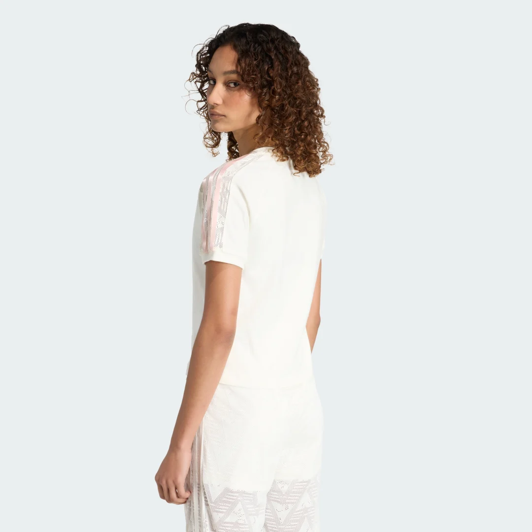 Detalle 2 de Camiseta Lace Cali de Adidas – comodidad blanca para el día a día