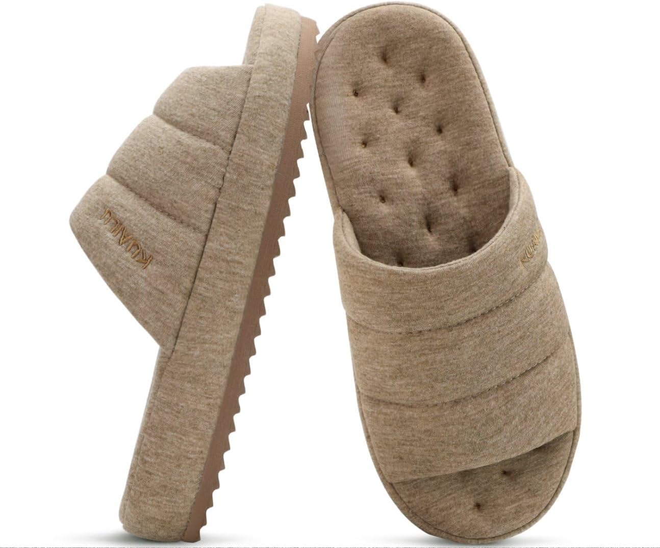 Detalle de KuaiLu Men’s Quilted Cotton-Blend Slippers with Memory Foam, Open Toe & Hard Rubber Sole