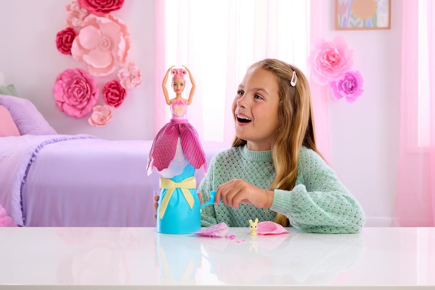 Detalle de Barbie Petal Pop: bambola profumata con bouquet floreale e accessori sorpresa