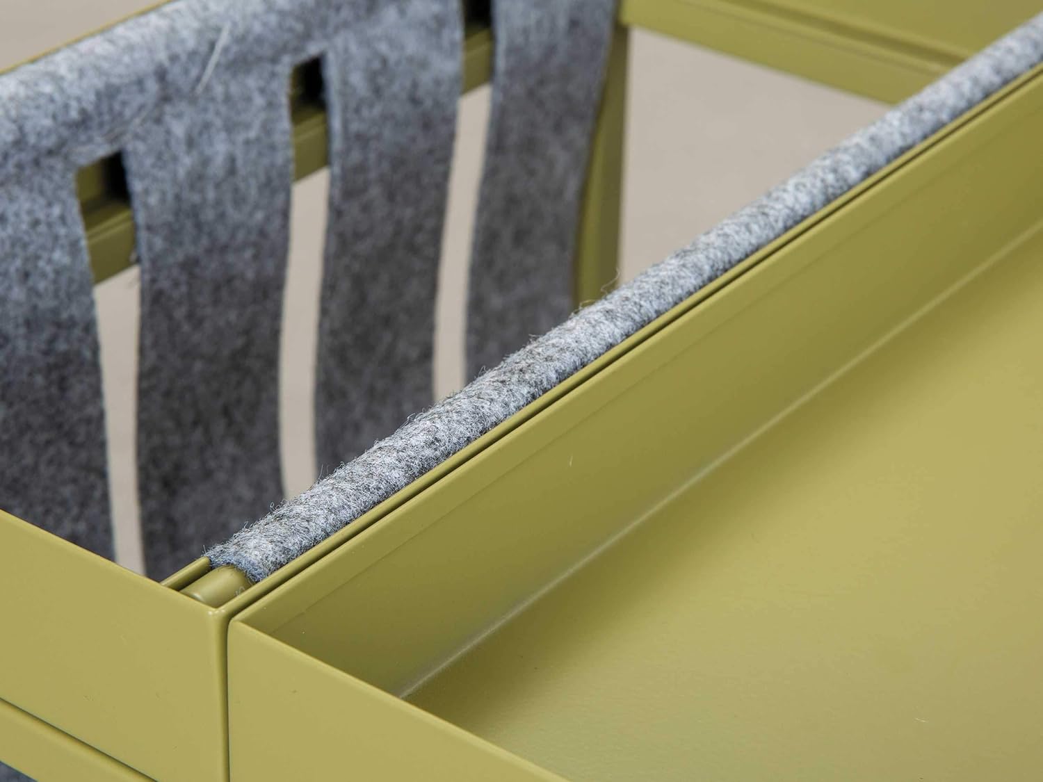 Detalle de Inter Link Table Basse Martini Olive avec Porte-revues — Table d’appoint métal laqué