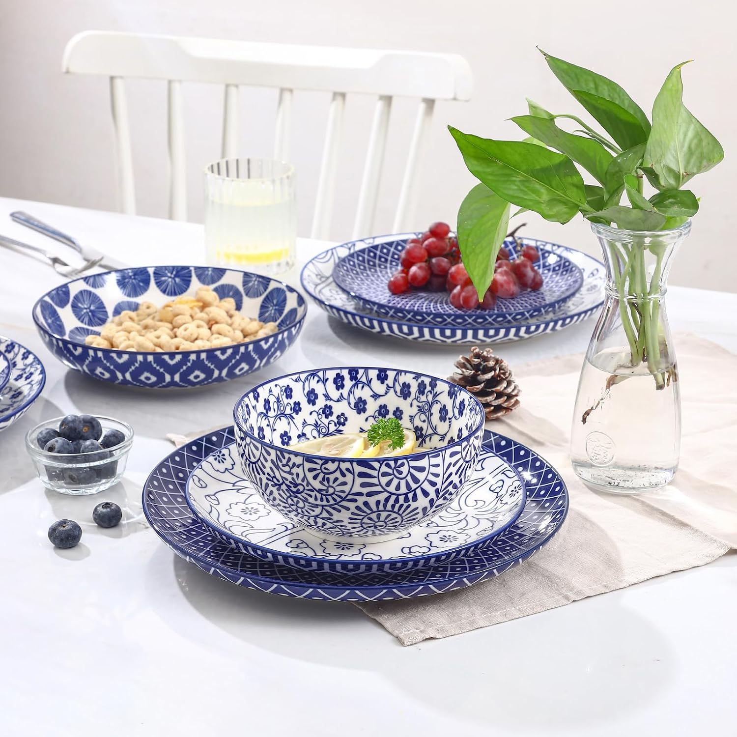 Detalle de Selamica 24-Piece Ceramic Dinnerware Set in Vintage Blue