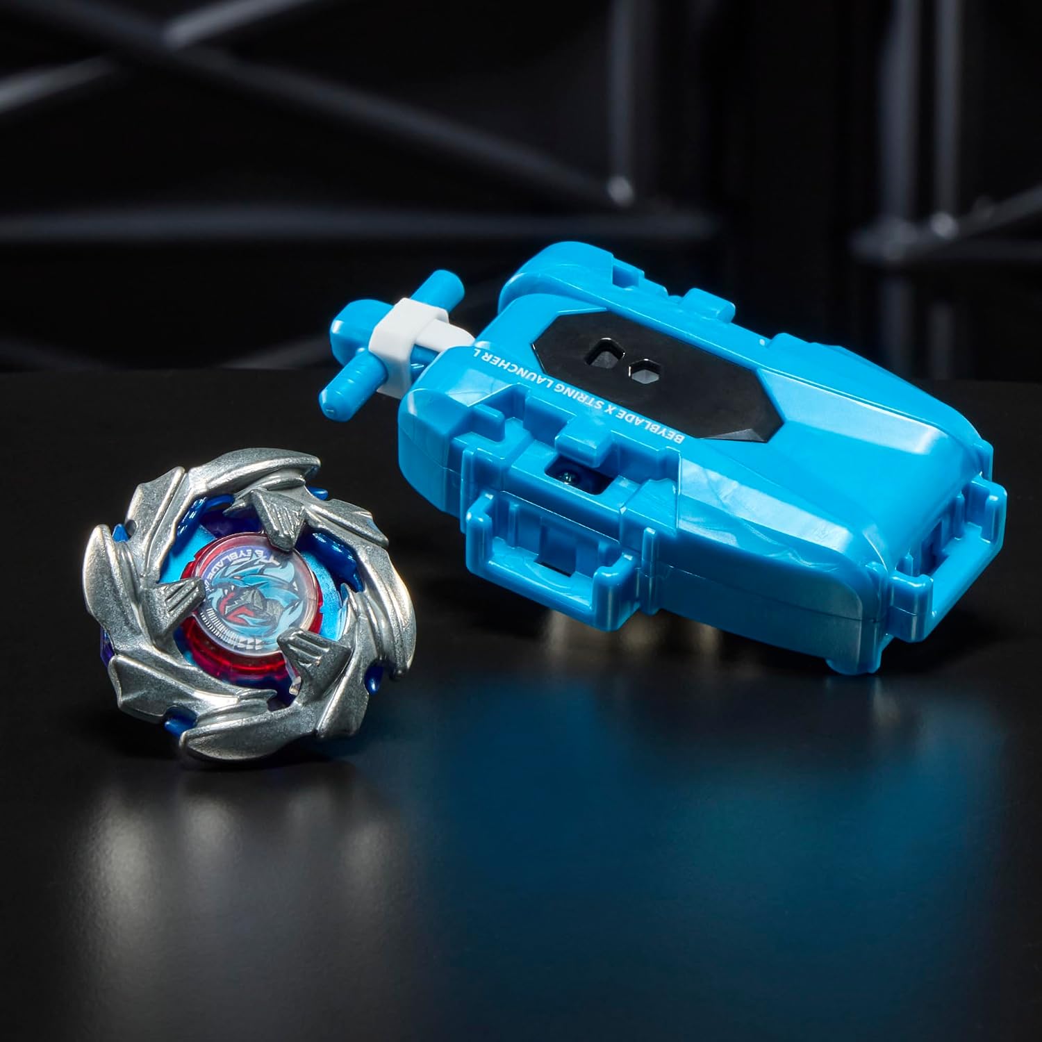 Detalle 2 de Beyblade X Set Premium Lanzador con Cuerda y Top Cobalt Dragoon 2-60C