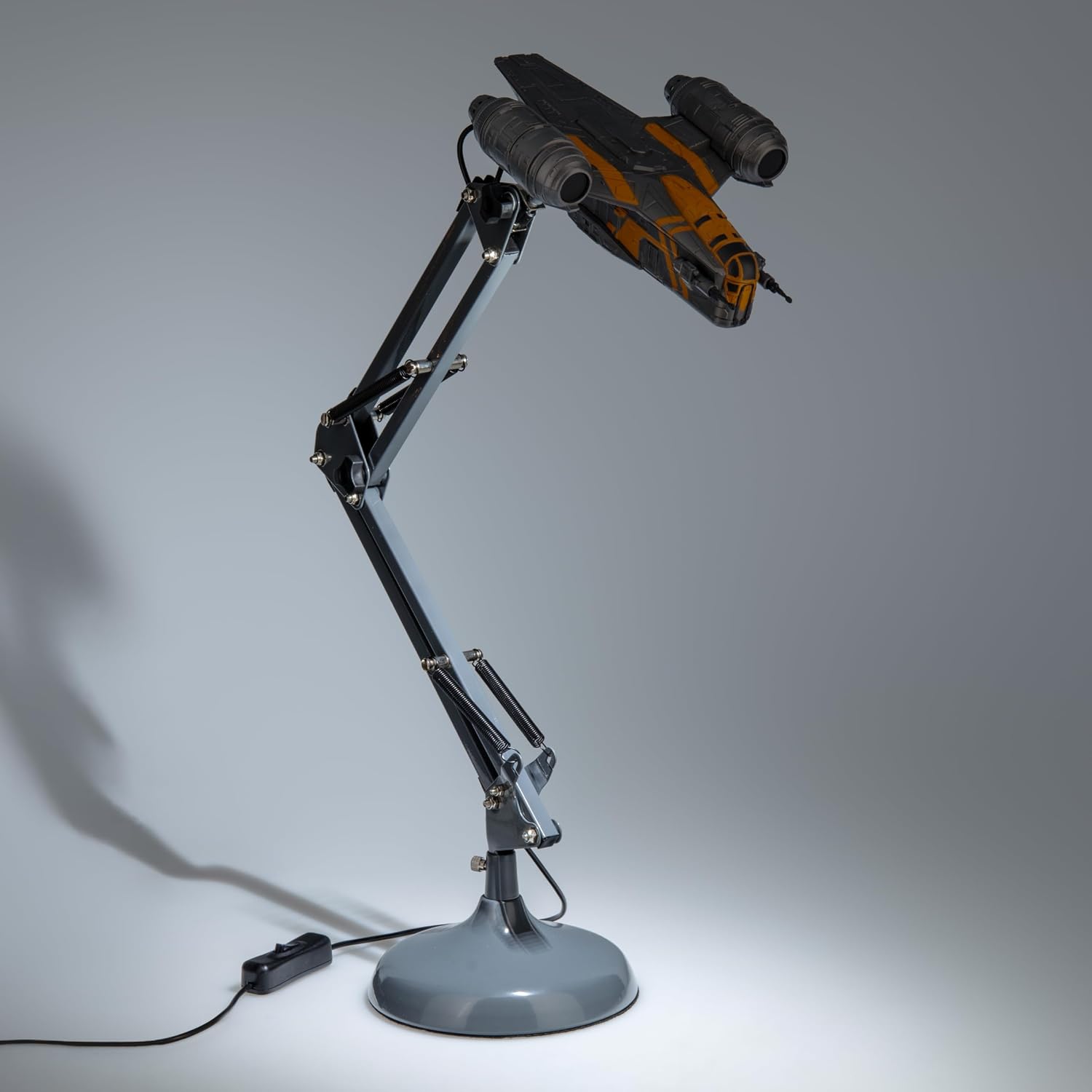 Detalle 2 de Paladone Razor Crest Posable Desk Light | Officially Licensed Star Wars