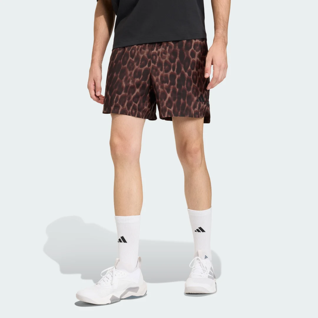 Detalle de Pantalón corto con estampado integral D4T PrimeLift de Adidas – Marrón