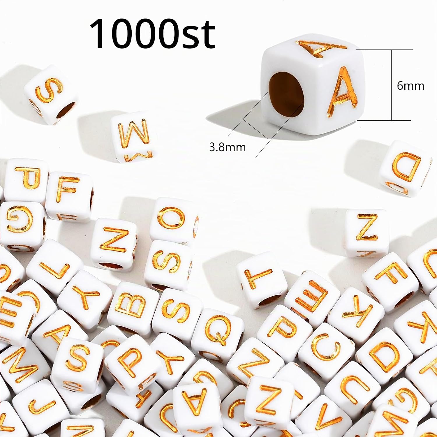 Detalle de HERZONE alfabetspärlor i akryl, 1 000 kuber 6 × 6 mm i vitguldsfärg