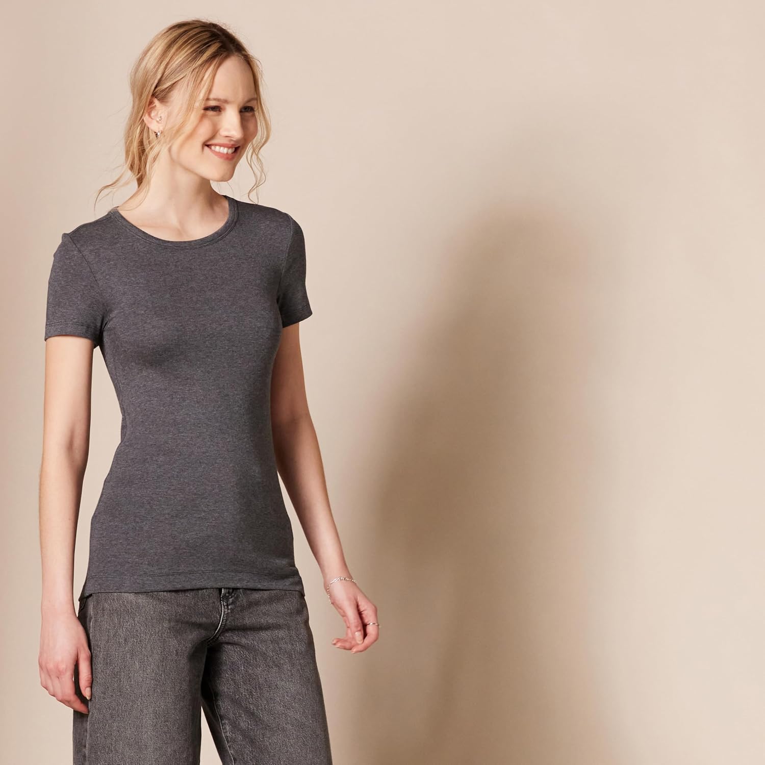Thumbnail 2 de Amazon Essentials Damen Kurzärmeliges T-Shirt mit Rundhalsausschnitt – Slim Fit, Baumwolle/Modal-Microrib