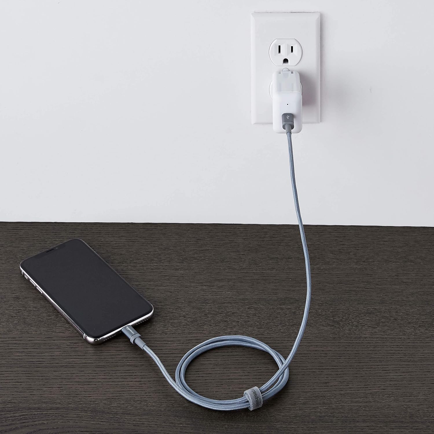 Thumbnail 6 de Amazon Basics Câble USB-C vers Lightning tressé en nylon certifié MFi, 0,9 m (gris foncé) pour iPhone