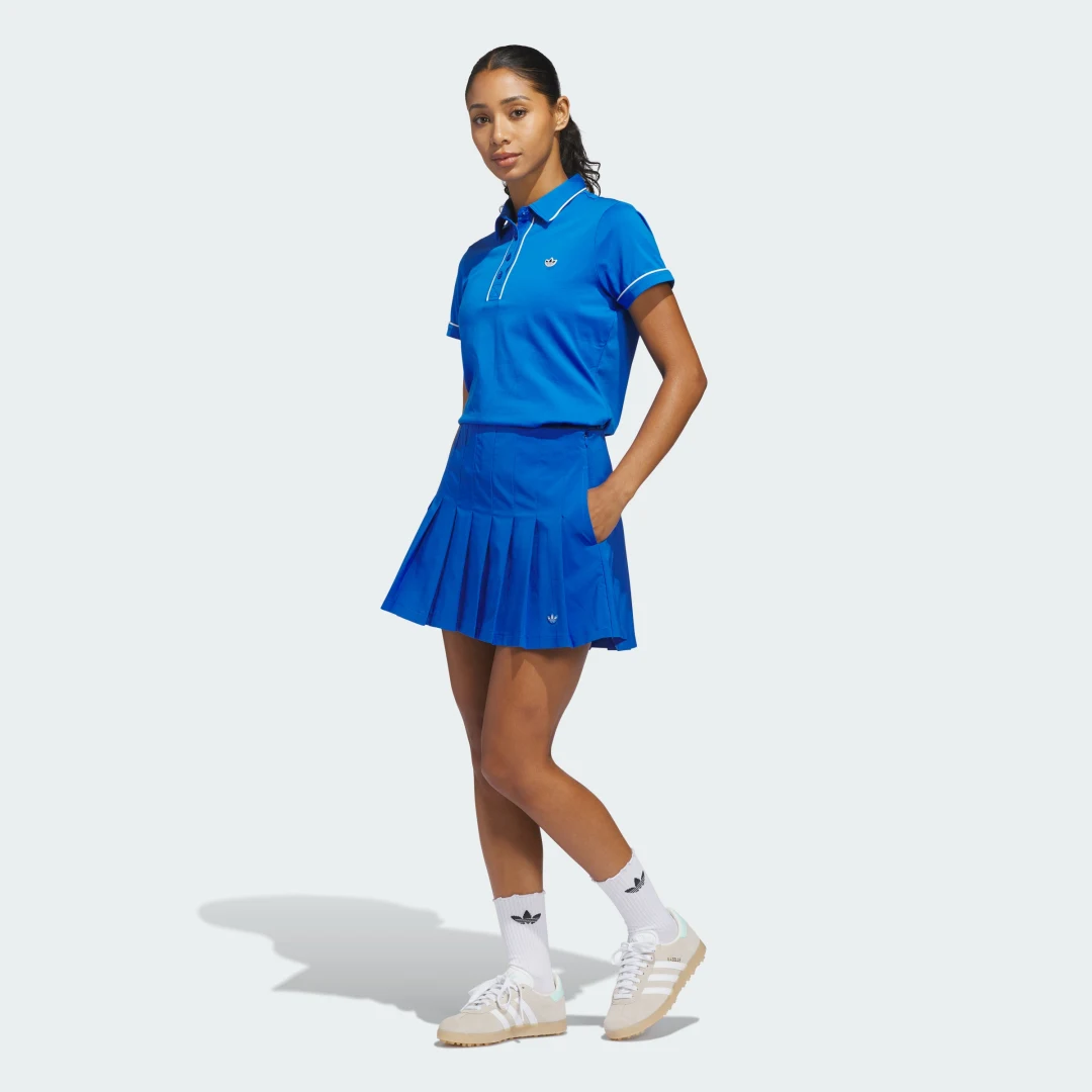 Detalle de Polo Originals Solid de Adidas en azul — estilo clásico para el día a día
