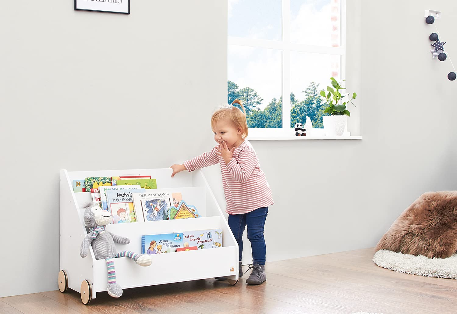 Detalle 2 de PINOLINO Regal Lasse – Bücherregal für Kinder, 3 Fächer, weiß, mit Geheimfach und gummierten Holzrädern