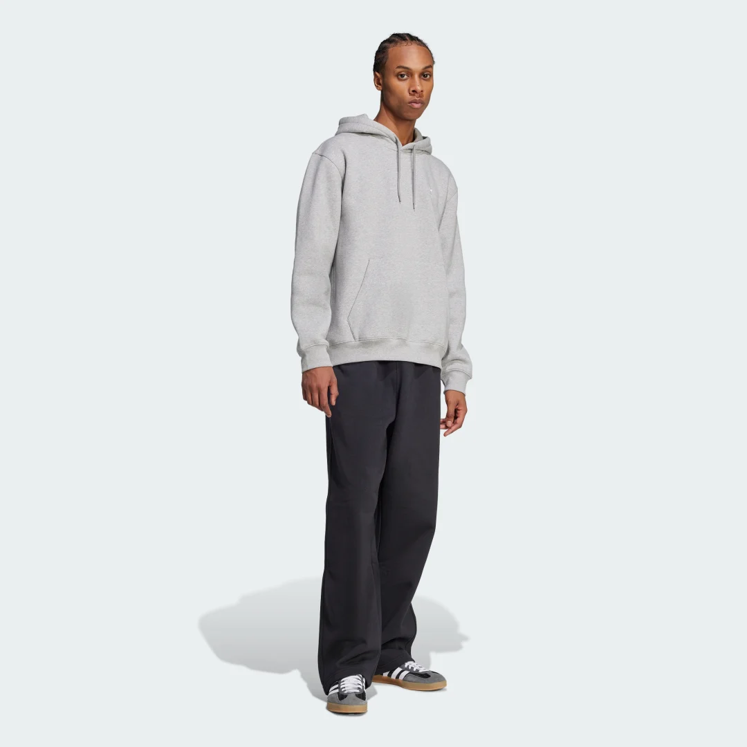 Detalle de Sudadera holgada con capucha Trefoil Essentials de Adidas (gris) – comodidad y estilo all‑round