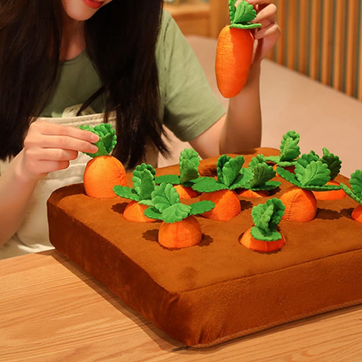 Detalle de Gatphy Carrot Snuffle Mat for Dogs – Non-Slip Interactive Plush Carrot Patch Toy